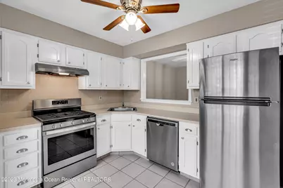 131 Wellington Court #4-1, Manalapan Township, NJ 07726 - Photo 5