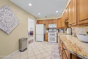 7 Horseshoe Ct, Tinton Falls, NJ 07753 - Photo 9