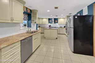 7 Winthrop Pl, Hazlet Township, NJ 07730 - Photo 9