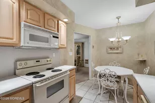 33 Meadow Green Cir, Manalapan Township, NJ 07726 - Photo 7