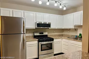 102 Wedgewood Cir, Belford, NJ 07718 - Photo 3