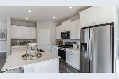 41 Victoria Gardens Square, Neptune Township, NJ 07753 - Photo 5
