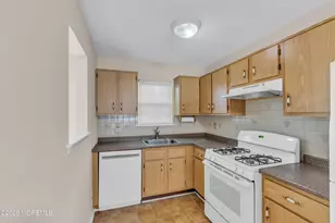 2 Gatley Close, Freehold, NJ 07728 - Photo 7