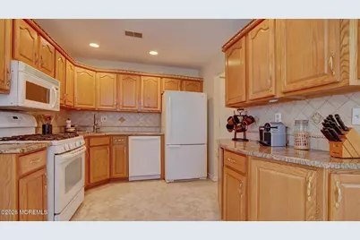 16 Whitman Court, Freehold, NJ 07728 - Photo 11