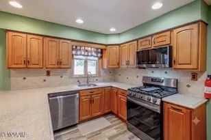 21 Howe Ln, Freehold, NJ 07728 - Photo 7