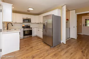 598B Lake Point Dr, Lakewood, NJ 08701 - Photo 5