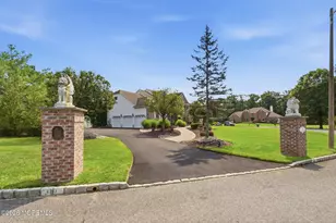 319 Valley View Cir, Freehold, NJ 07728 - Photo 3