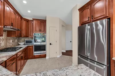 42 W Parsonage Way, Manalapan Township, NJ 07726 - Photo 17