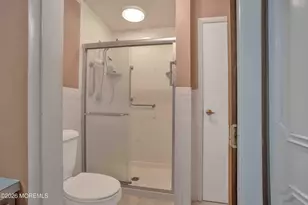 211A Huntington Dr, Lakewood, NJ 08701 - Photo 9