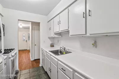 110 Bowne Court, Matawan, NJ 07747 - Photo 5