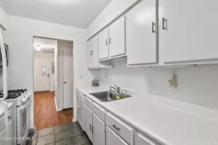 110 Bowne Ct, Matawan, NJ 07747 - Photo 5