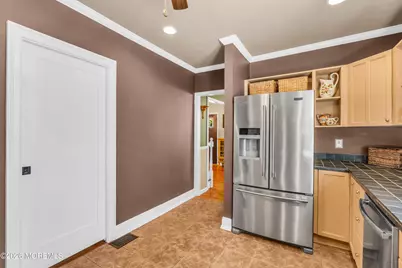 542 Clinton Avenue, Belford, NJ 07718 - Photo 17