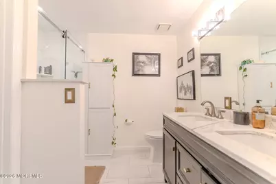 33 Farragut Square, Freehold, NJ 07728 - Photo 11