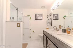 33 Farragut Square, Freehold, NJ 07728 - Photo 11