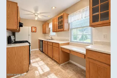121 Farnworth Close, Freehold, NJ 07728 - Photo 7