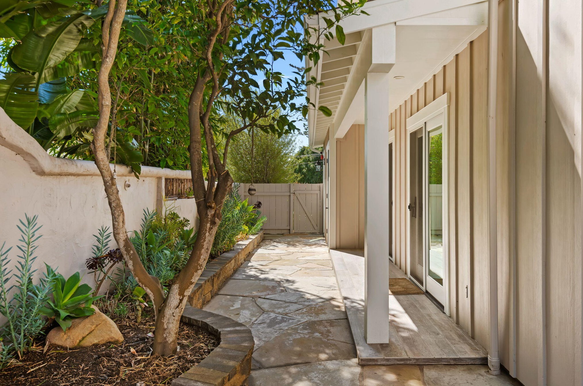 1530 Shoreline Dr, Santa Barbara CA  93109-2073 exterior
