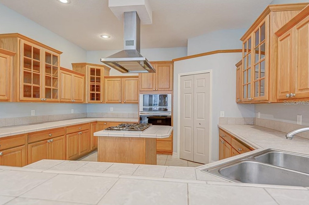 8304 Bob Wiggs Ave, Lithia FL  33547-2236 exterior