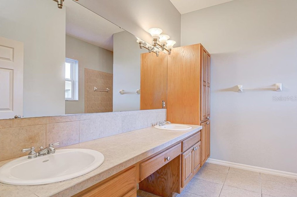 8304 Bob Wiggs Ave, Lithia FL  33547-2236 exterior