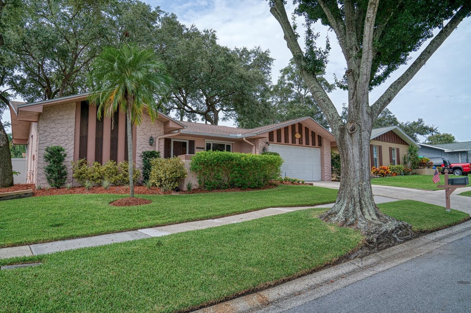 214 Meadowcross Dr, Safety Harbor FL  34695-4722 exterior