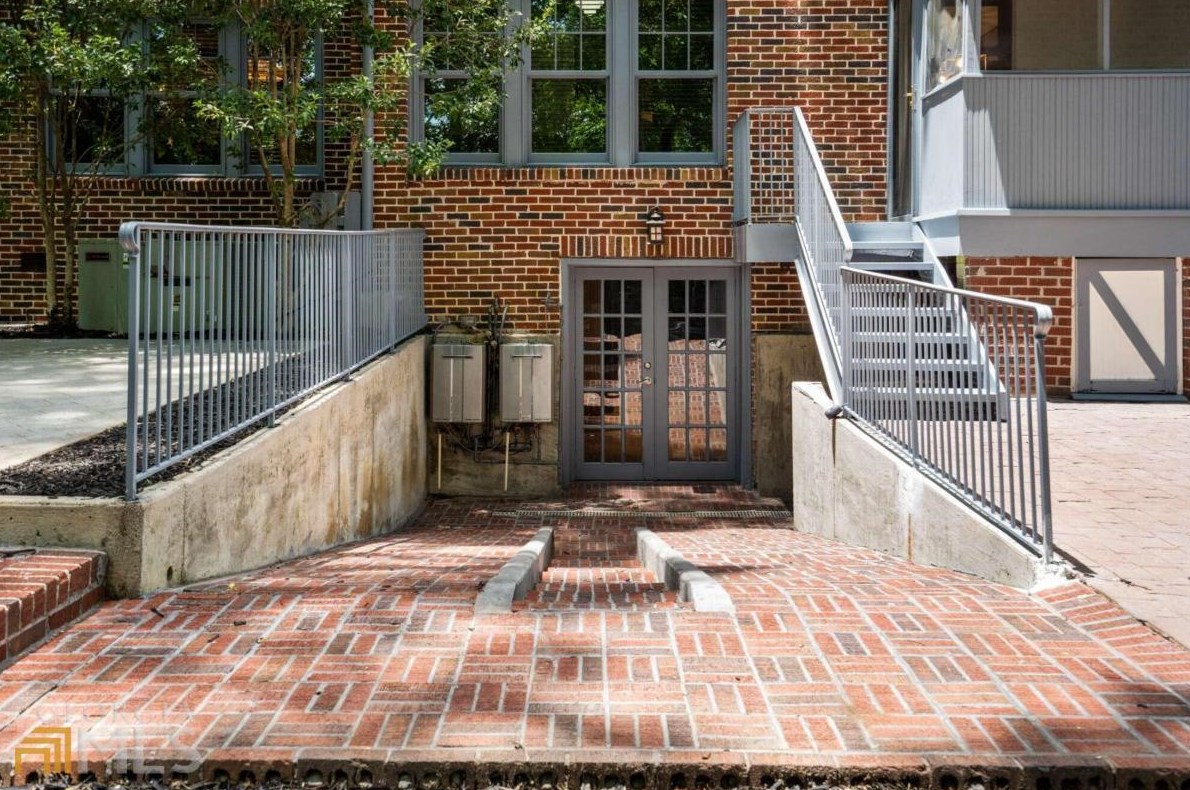 2665 Northside Dr, Atlanta GA  30305-3515 exterior