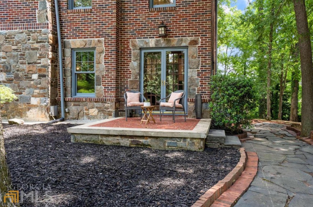 2665 Northside Dr, Atlanta GA  30305-3515 exterior