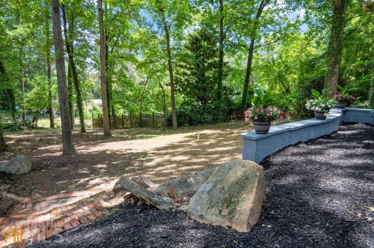 2665 Northside Dr, Atlanta GA  30305-3515 exterior