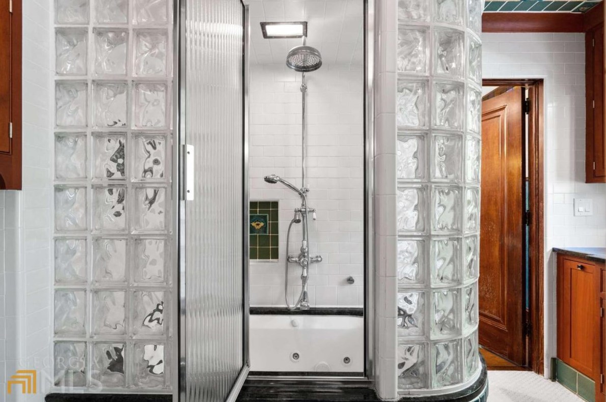 2665 Northside Dr, Atlanta GA  30305-3515 exterior