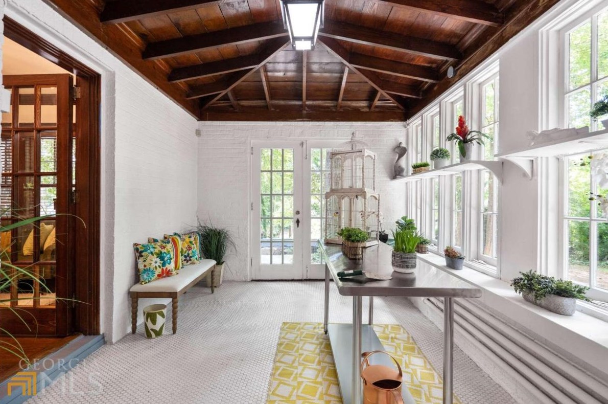 2665 Northside Dr, Atlanta GA  30305-3515 exterior