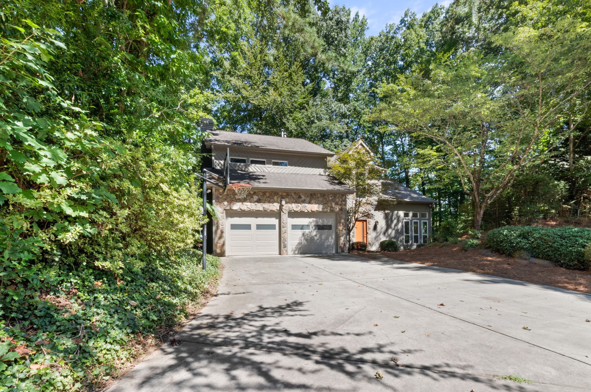 220 Wessex Ct, Atlanta GA  30328-2664 exterior