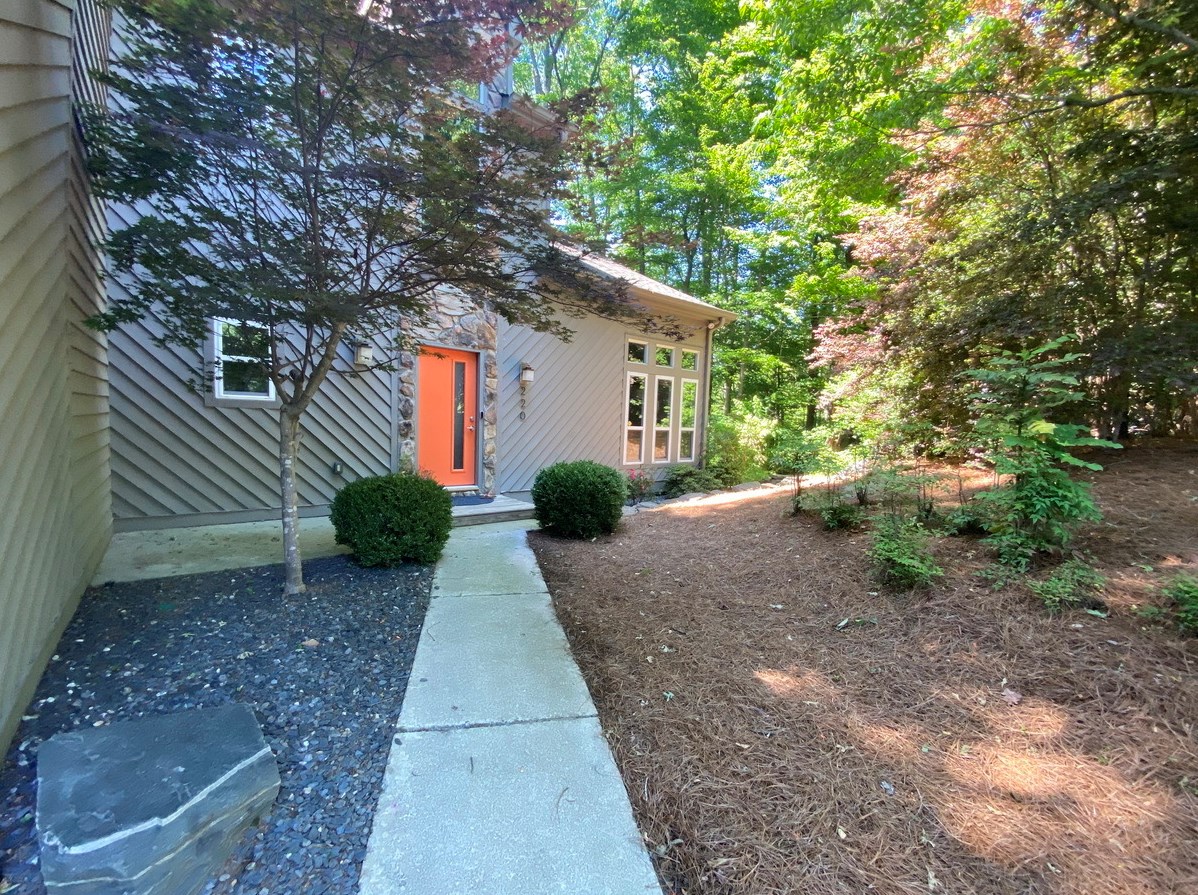220 Wessex Ct, Atlanta GA  30328-2664 exterior