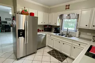 803 E Barnard St, Glennville, GA 30427 - Photo 9