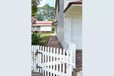 302 Jefferson Street #UNIT B (UPSTAIRS), Springfield, GA 31329 - Photo 3