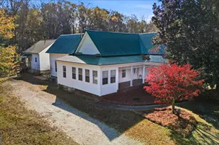 42 S Hunter St, Senoia, GA 30276 - Photo 3