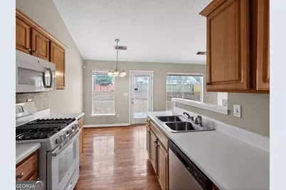 2396 Hillvale Circle, Lithonia, GA 30058 - Photo 17