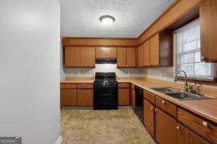 1009 Salisbury Trail, Riverdale, GA 30296 - Photo 11