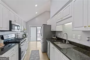 2437 Pondside Pl NE, Marietta, GA 30062 - Photo 11