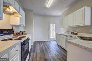 8106 Wynfield Dr, Jonesboro, GA 30238 - Photo 11