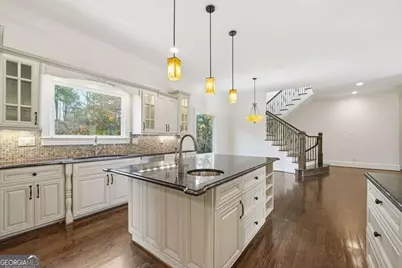 7611 Regency Circle, Sandy Springs, GA 30350 - Photo 11