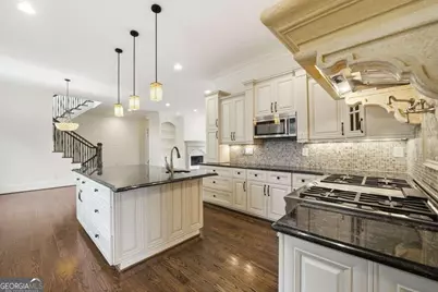 7611 Regency Circle, Sandy Springs, GA 30350 - Photo 9