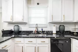 301 Bowen Dr, Warner Robins, GA 31088 - Photo 11