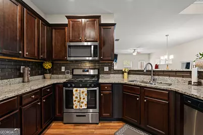 1053 Shadow Glen Drive, Fairburn, GA 30213 - Photo 9