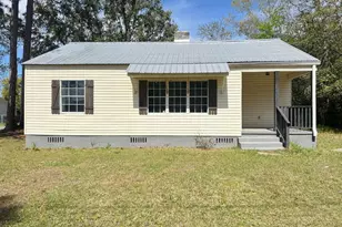 11 Pendleton St, Baxley, GA 31513 - Photo 1