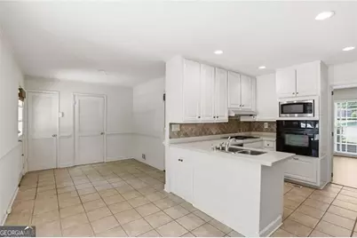 7265 Thornhill Lane NE, Sandy Springs, GA 30328 - Photo 13