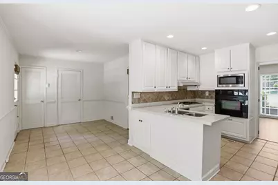 7265 Thornhill Lane NE, Sandy Springs, GA 30328 - Photo 13