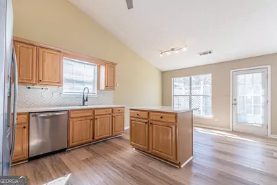 5755 Lakeview Circle, Lithonia, GA 30058 - Photo 11