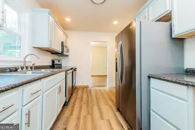 111 Benton Avenue, Warner Robins, GA 31088 - Photo 11