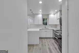 5641 Kingsport Dr, Atlanta, GA 30342 - Photo 9