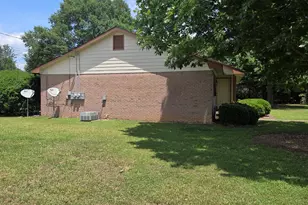 8437 Pineland Dr, Jonesboro, GA 30238 - Photo 3