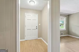 19 Colonial Dr, Newnan, GA 30263 - Photo 9