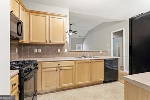 7373 Gossamer St, Union City, GA 30291 - Photo 11